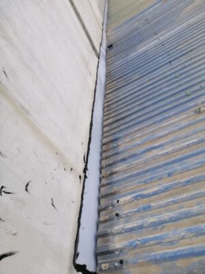 chống thấm giáp danh giữa hai nhà