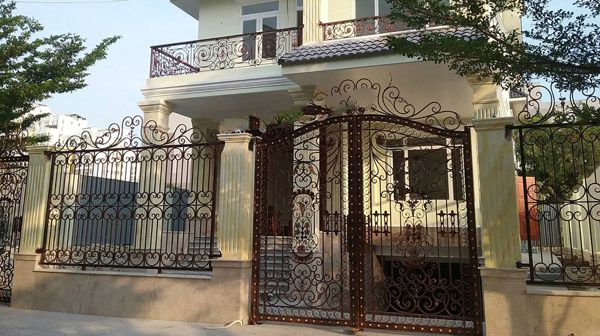 Cửa cổng sắt mỹ nghệ tại Hà Nội 