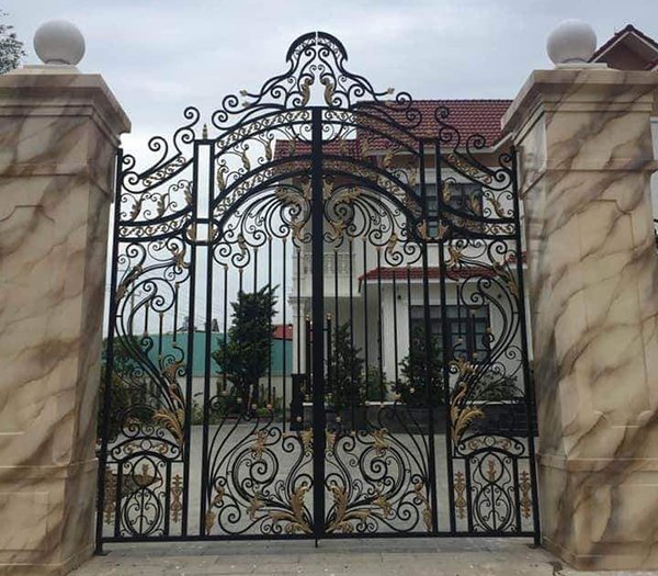 Mẫu cửa sắt nghệ thuật 4 cánh tại Hà Nội