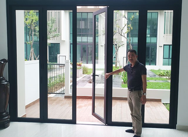 Giá cửa sắt 4 cánh có kính cường lực Hà Nội