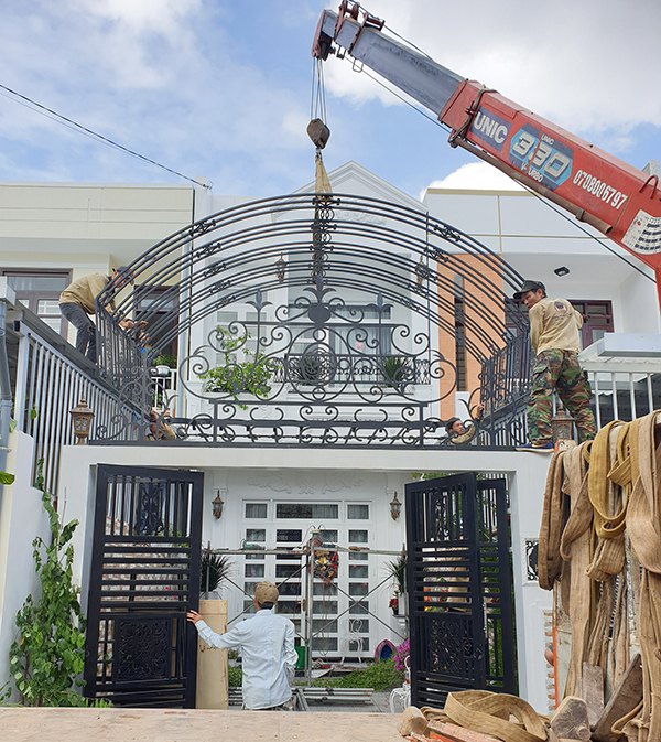 cửa sắt hà nội, cổng sắt mái che trước nhà sân
