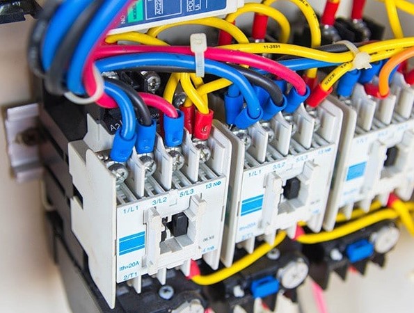 aptomat hay bị nhảy về đêm