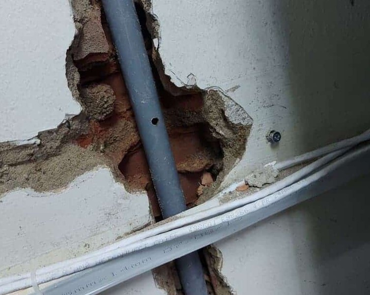 Thợ sửa đường ống nước rò rỉ tại nhà Hà Nội