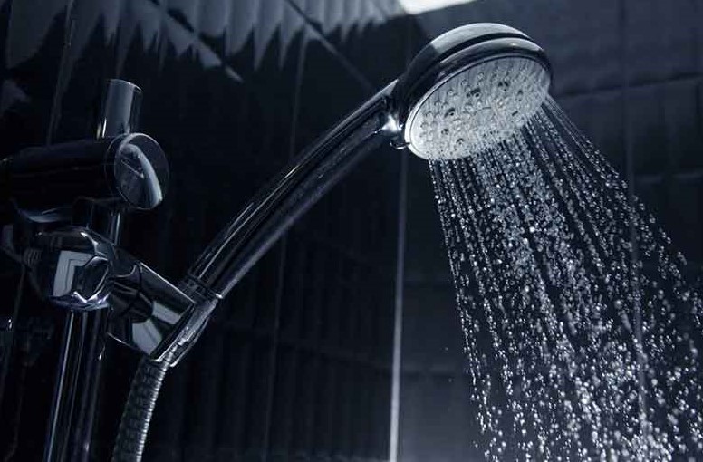 Anh thợ sửa vòi tắm hoa sen Hà Nội