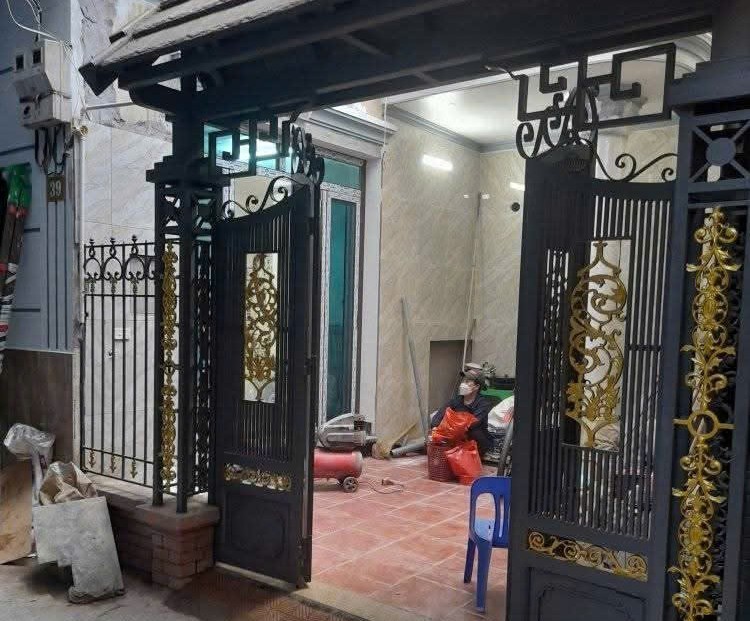 Báo giá sơn cửa sắt cũ ở tại Hà Nội chi tiết, giới thiệu các loại sơn cửa sắt phổ biến và hướng dẫn cách làm sạch lớp sơn cũ trên cứa sắt.