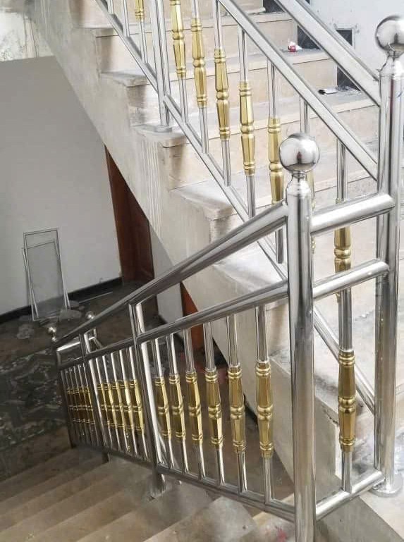 Các mẫu cầu thang bằng inox tại Hà Nội 2025