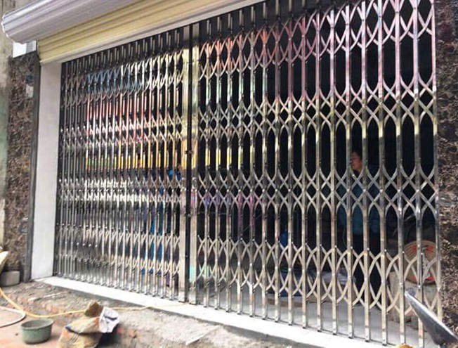 Giá làm cửa xếp sắt đẹp nhiều cánh Hà Nội