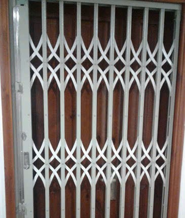 Giá cửa sắt kéo cũ tại Hà Nội