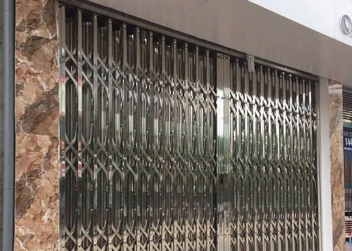 Giá làm cửa xếp sắt đẹp nhiều cánh Hà Nội